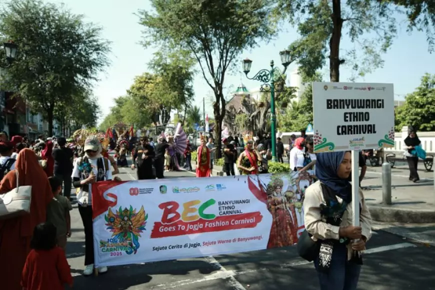Pawai Banyuwangi Ethno Carnival Sihir Ribuan Penonton Jogja Fashion Carnival 2025