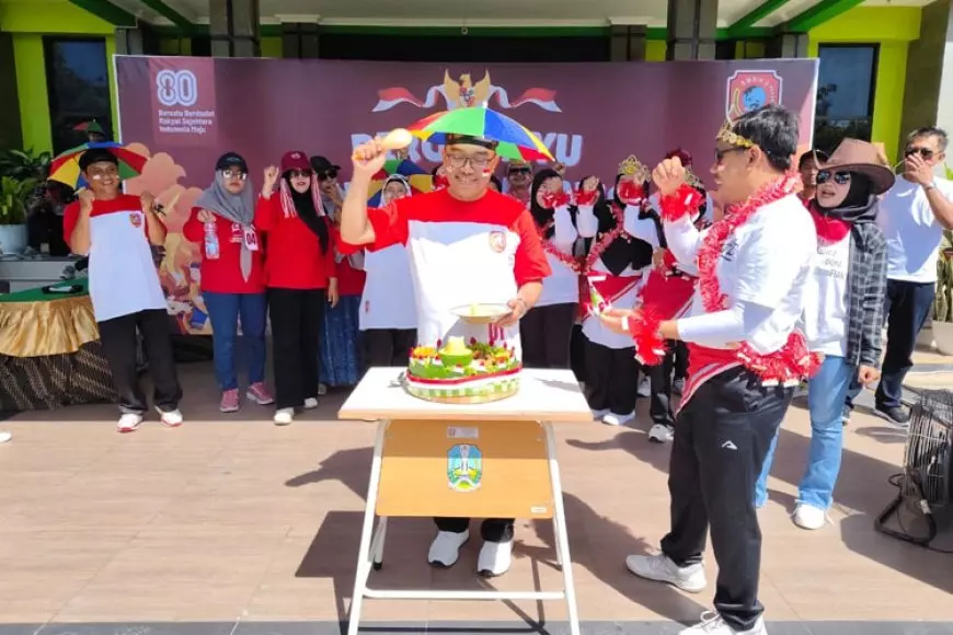 Guru dan Tenaga Tata Usaha SMKN 2 Pacitan Kompak Rayakan HUT RI ke-80 dengan Lomba