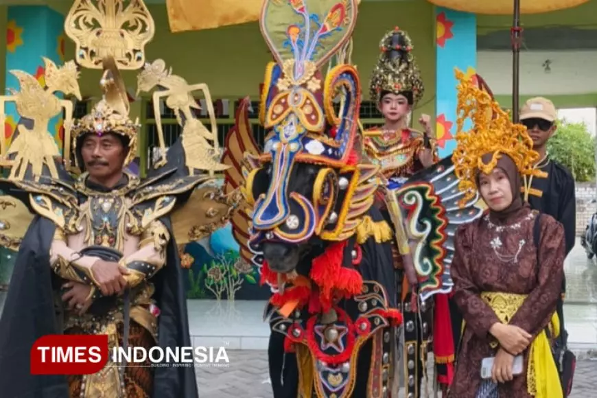 Sosok 'Raja Majapahit' Hadir di Karnaval Kemerdekaan Gresik