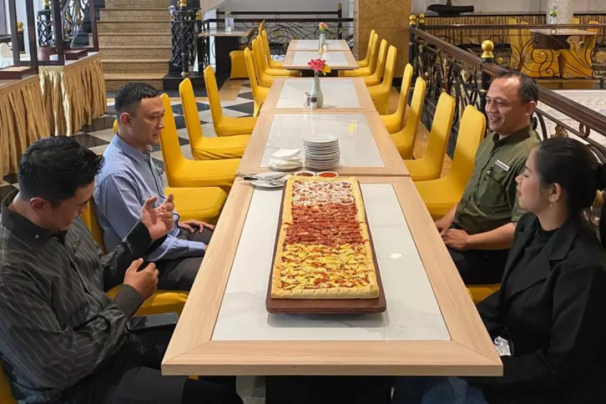 Pizza Satu Meter Hadir di The Grand Palace Hotel Malang