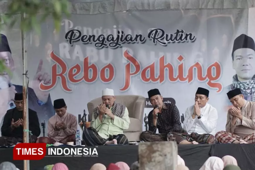 KH Anas Fauzie ‘Penghulu Viral’ Hadir dalam Pengajian Rabu Pahing Sukolilo di Kediaman Dr Puguh