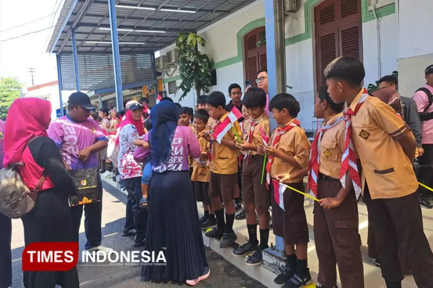 Momentum Tajemtra 2025, Ning Ghytha Bagikan Cokelat Ke Anak Pramuka