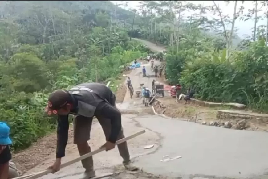 Ambles akibat Hujan Deras, Puluhan Warga Kayuares, Banjarnegara Gotong Royong Ngecor Jalan