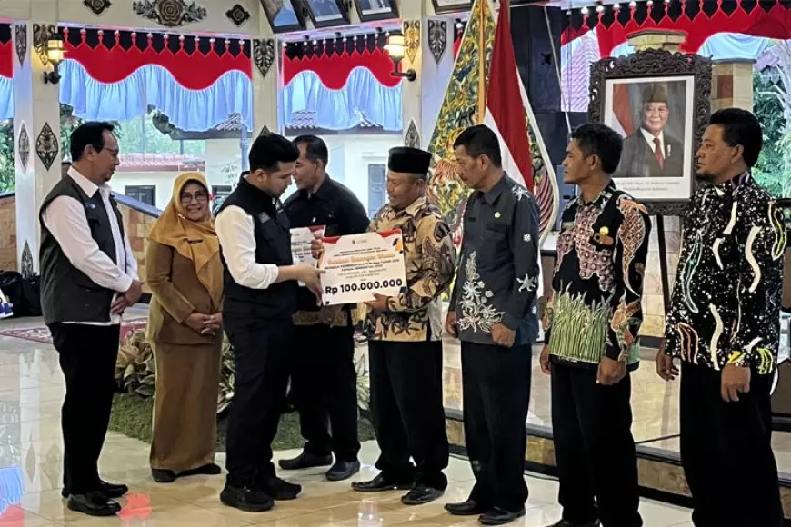 Pemprov Jatim Salurkan Bansos, Wagub Emil: Dukung Penggerak Ekonomi Desa