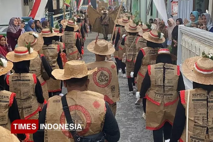 Manfaatkan Barang Bekas, Warga Tanggulrejo Gresik Sulap Limbah Jadi Kostum Karnaval