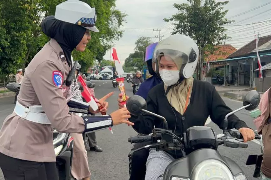 Bikin Salting, Polwan di Banyuwangi Gaet Hati Masyarakat dengan Bagi-bagi Coklat