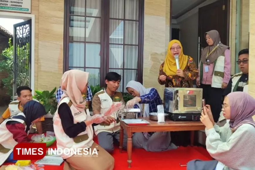 Atasi Limbah Organik, Mahasiswa KKN-PPM UNWAHA 2025 Ajak Warga Sumobito Olah Kulit Semangka Jadi Mie