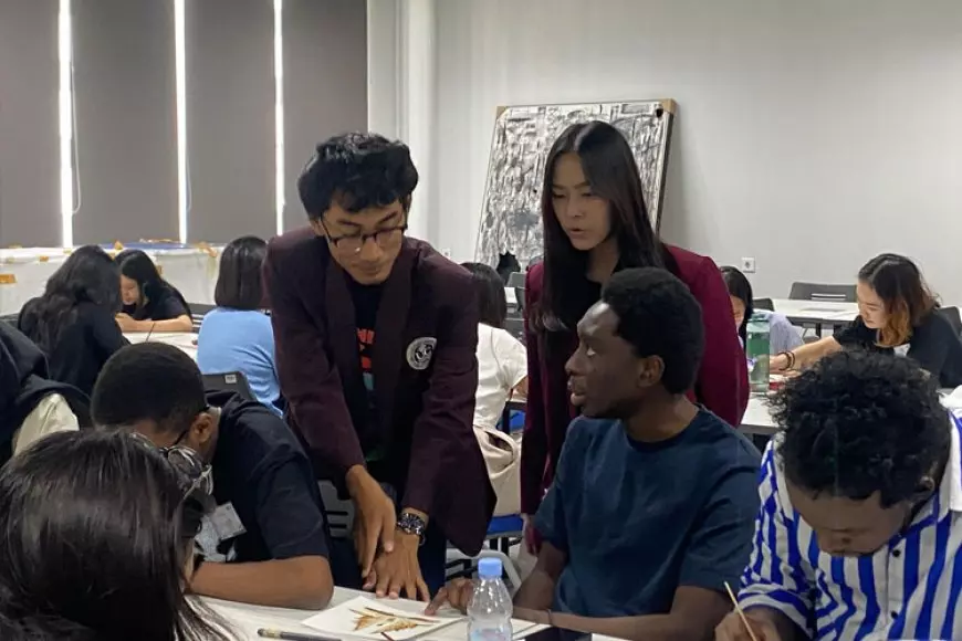 Universitas Ciputra Kenalkan Surabaya ke Mahasiswa Asing Lewat Seni dan Permainan