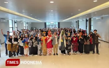 Komitmen Jaga Mutu, Direktur RSU Wajak Husada Malang dr. Fitri Sematkan Pin Layanan "SIGAP &amp; RAMAH"