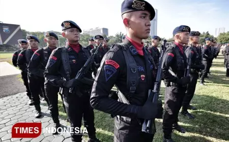 Anggota Sat Brimob Polda Jatim Menerima Penghargaan KPLB dari Kapolri