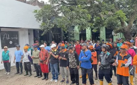 Warga Kelurahan Bareng Malang Kompak Angkat Sampah dan Sedimen Sungai