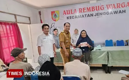Ratusan Warga Jenggawah Terima Bantuan Sosial PKH Plus