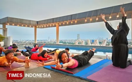 Menyatu Dalam Hening, Midtown Hotel Surabaya Gelar Yoga dengan Teman Tuli