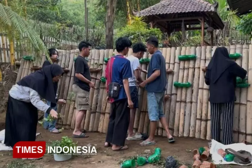 Mahasiswa UNISMA Gagas Urban Farming dengan Botol Bekas, 100 Bibit Ditanam