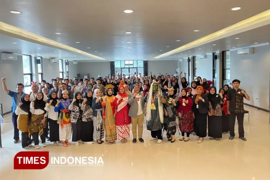 Komitmen Jaga Mutu, Direktur RSU Wajak Husada Malang dr. Fitri Sematkan Pin Layanan "SIGAP &amp; RAMAH"