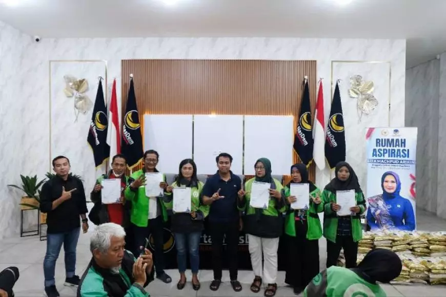 Lita Machfud Arifin Salurkan Beasiswa PIP untuk Anak Driver Ojol di Surabaya