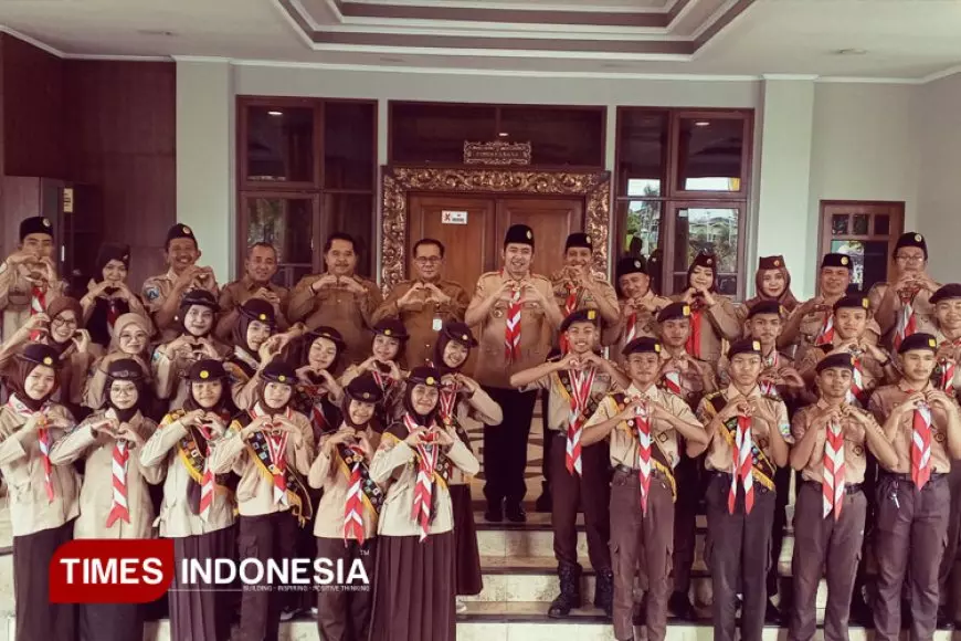 Lepas Peserta ke Pramuka Prestasi Jatim 2025, Bupati Fawait: Jangan Lupa Salat