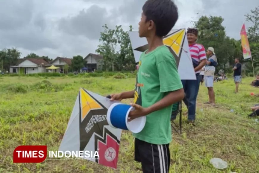Lomba Sambitan Layangan Satukan Warga Lintas Generasi di Semboro Lor