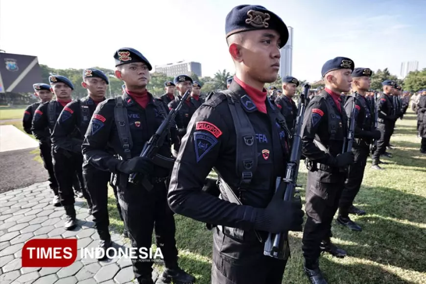 Anggota Sat Brimob Polda Jatim Menerima Penghargaan KPLB dari Kapolri