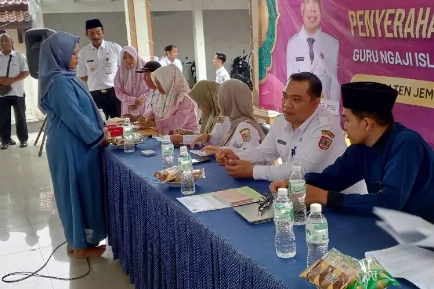 Tidak Antre di Bank, Ribuan Guru Ngaji Terima Insentif