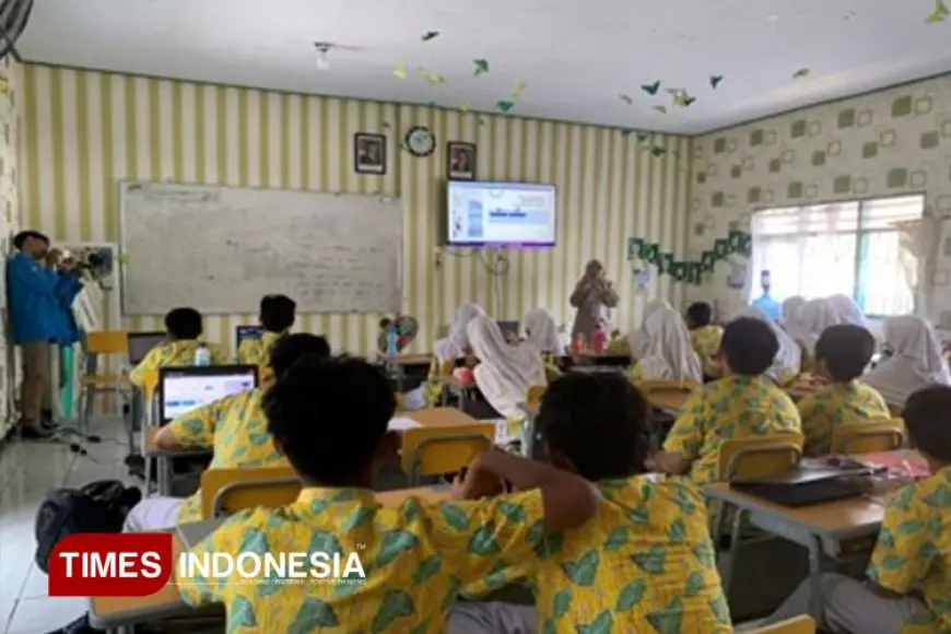 Polije Dorong Penguatan Smart Classroom di SMPN 4 Jember