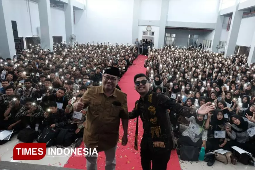 Tak Terkendali, Gelak Tawa Pecah Saat Danang Giri Sadewa Roasting Bareng Rektor di MATAF UM Gresik 2025