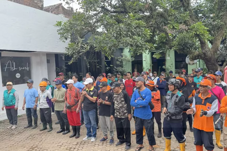 Warga Kelurahan Bareng Malang Kompak Angkat Sampah dan Sedimen Sungai