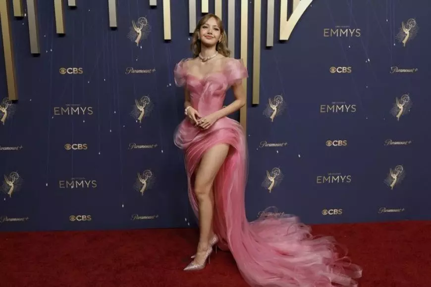 Gaun Lisa BLACKPINK Ala Penyihir Oz Curi Perhatian di Emmy Awards 2025