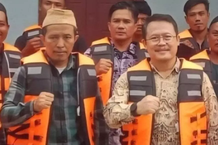 Antisipasi Cuaca Ekstrem, Nelayan Cianjur Terima Rompi Keselamatan