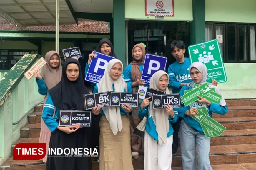 Mahasiswa Unisma Pasang Rambu Evakuasi untuk Mitigasi Bencana di MAN Kota Batu