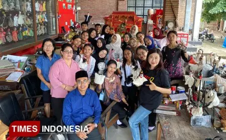 Belajar Moderasi Beragama, Mahasiswa STIKES Husada Jombang Kunjungi Klenteng Hong San Kiong