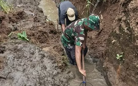Satgas TMMD 126 Bangun Irigasi dan Tanggul di Lebakharjo Malang