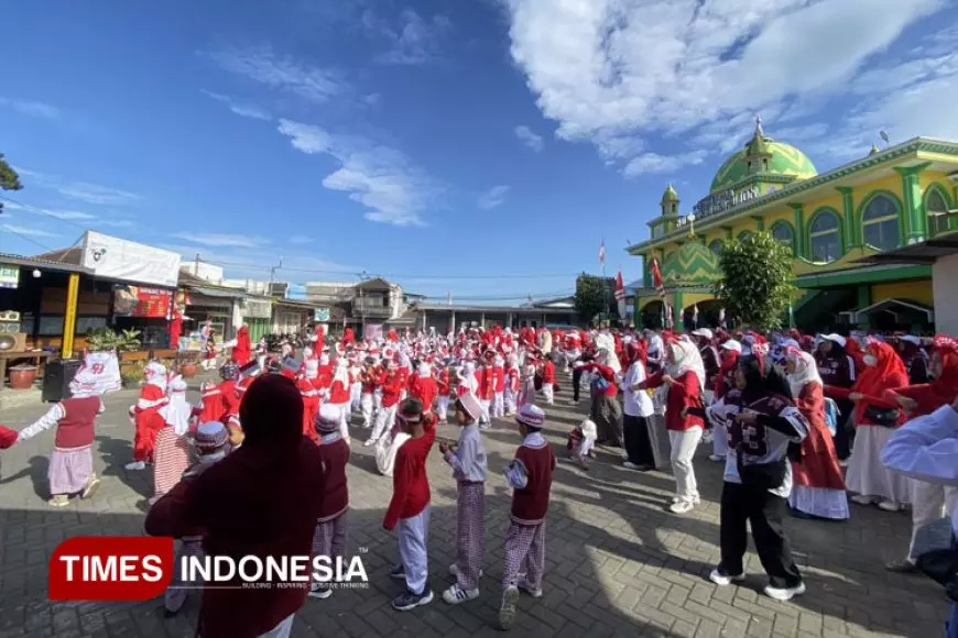 Kirab Bendera Kolaborasi Mahasiswa PPL UNISMA dan RA Sunan Ampel Pujon, Tanamkan Semangat Nasionalisme