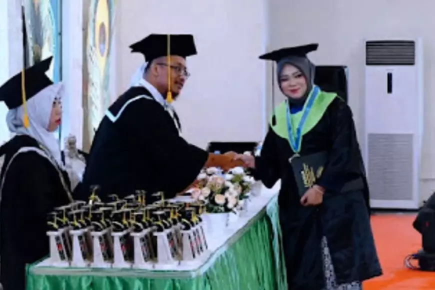 56 Ahli Madya Farmasi Lulusan Akafarma Sunan Giri Ponorogo Siap Hadapi Dunia Kerja