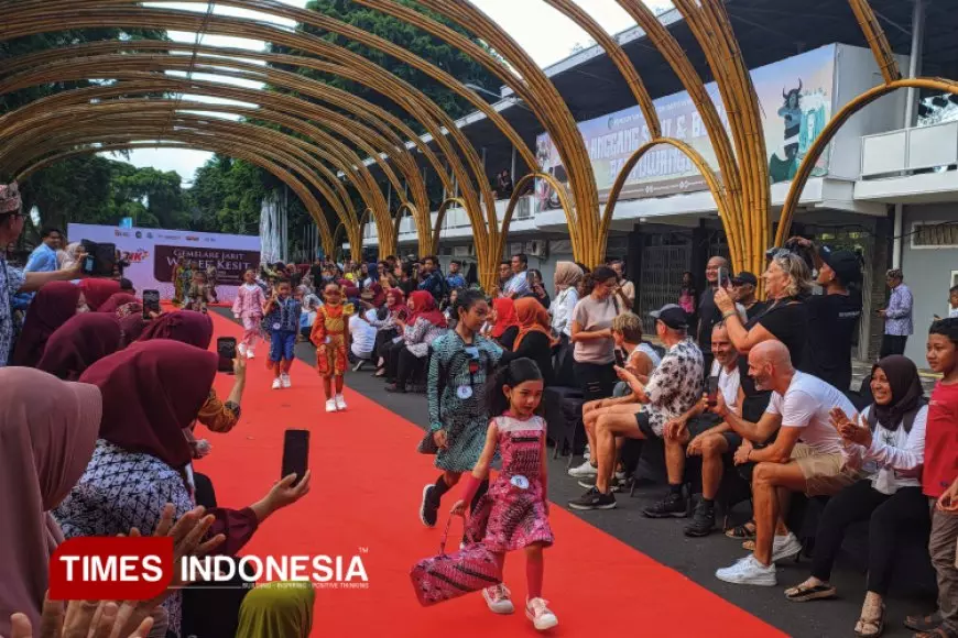 Fashion on Pedestrian Banyuwangi Batik Festival 2025 Berhasil Pikat Bule Prancis