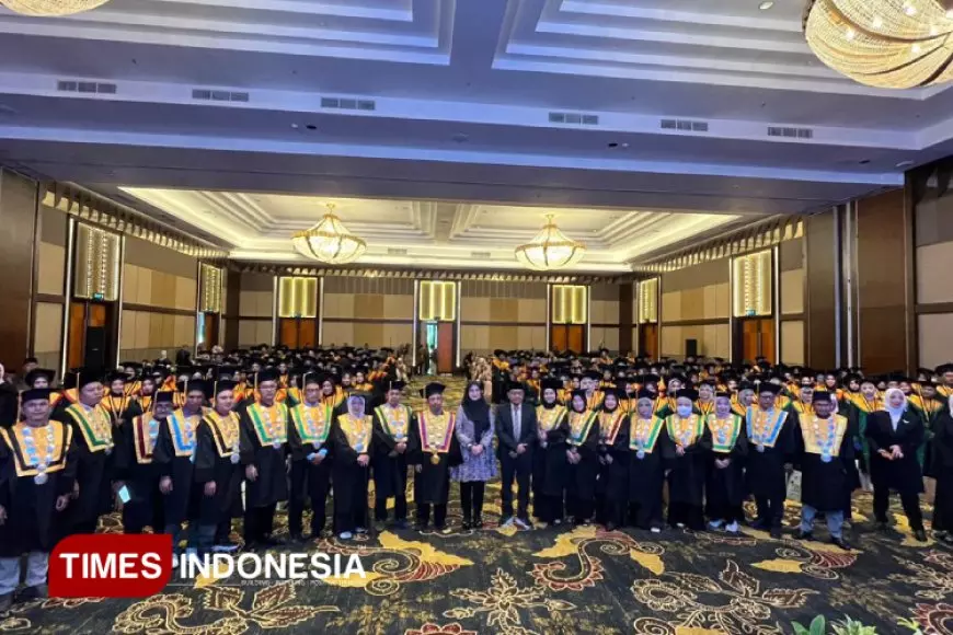 Dihadiri Bupati Ipuk, 327 Mahasiswa Universitas Islam Ibrahimy Banyuwangi Diwisuda