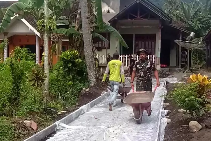 Kolaborasi TMMD di Desa Lebakharjo Kabupaten Malang,  Mulai Pasang Rambu Bencana sampai Jalan Beton
