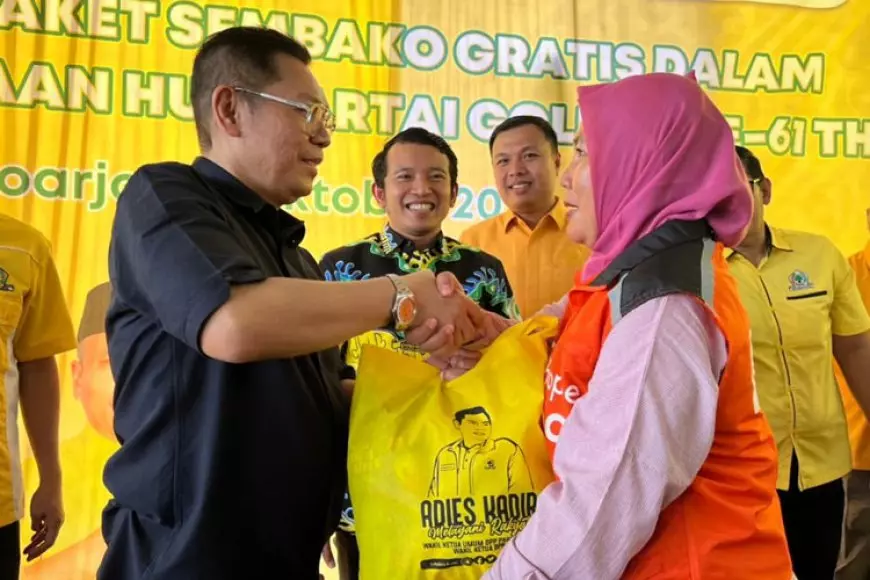 Rayakan HUT ke-61, Partai Golkar Bagikan Ribuan Paket Sembako di Sidoarjo