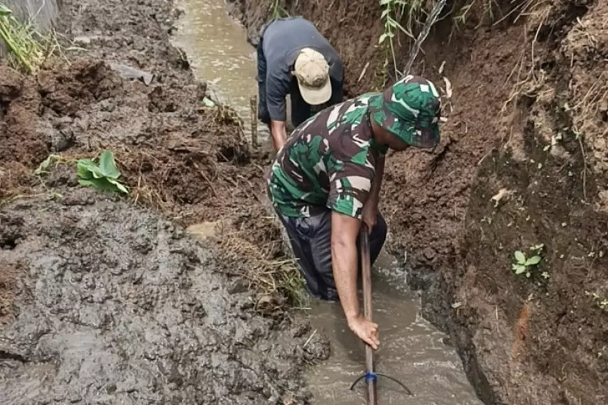 Satgas TMMD 126 Bangun Irigasi dan Tanggul di Lebakharjo Malang