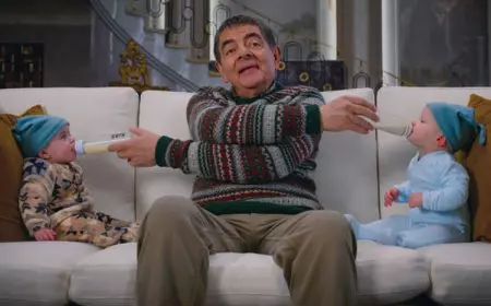 Rowan Atkinson Hangatkan Natal Lewat Series Man vs Baby