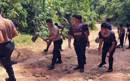 Polres Taliabu Turun Tangan  Perbaiki Jalan Berlubang Demi Cegah Kecelakaan