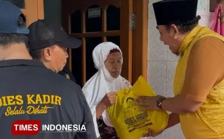 Relawan AKAR Salurkan Bantuan Adies Kadir untuk Korban Puting Beliung di Waru Sidoarjo
