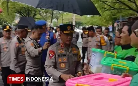 Pantau Persiapan Nataru, Kapolda Jabar Beri Bantuan Sembako ke Ojol Mitra Polisi di Banjar