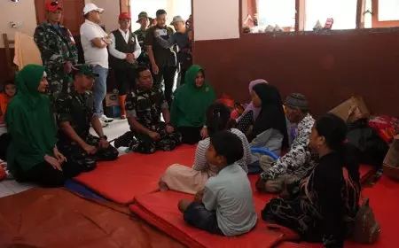 TNI Tingkatkan Respons Darurat Semeru, Danrem 083 BDJ Tinjau Kondisi Pengungsi