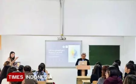 Keren, Dosen UNIPMA Madiun Isi Kuliah Umum di EAGI Kazakhstan
