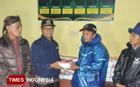 Agus Syahdeman Tinjau Banjir di Koto Sani dan Serahkan Bantuan untuk Korban