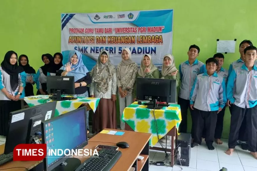 Dosen UNIPMA Menjadi Guru Tamu di SMKN 5 Madiun, Ini yang Disampaikan
