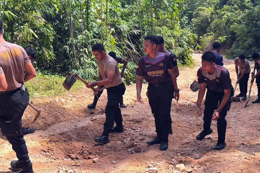 Polres Taliabu Turun Tangan  Perbaiki Jalan Berlubang Demi Cegah Kecelakaan