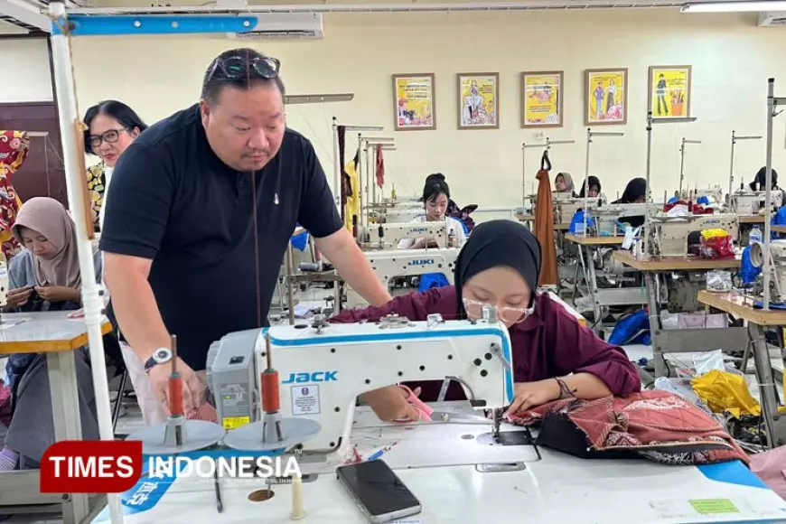 Melawan Kesenjangan Industri Kreatif: 38 SMK di Jatim Dilatih Desain Fesyen Berbasis Wastra Daerah