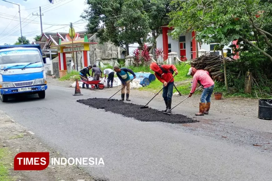 Jember Tingkatkan Infrastruktur Jalan, Pelebaran Ruas Wuluhan dan Penambalan Arjasa Dimulai